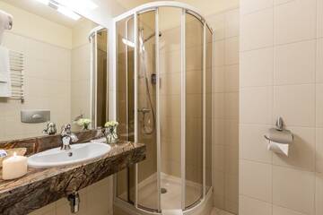 Фото номера Двухместный номер «Комфорт» с 2 отдельными кроватями Отель Hotel Krzyski г. Тарнув 3